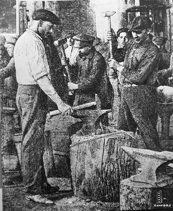 В кузнечно-слесарном цехе чугунно-литейного завода «Энергия». 1921 г.-с. 0
