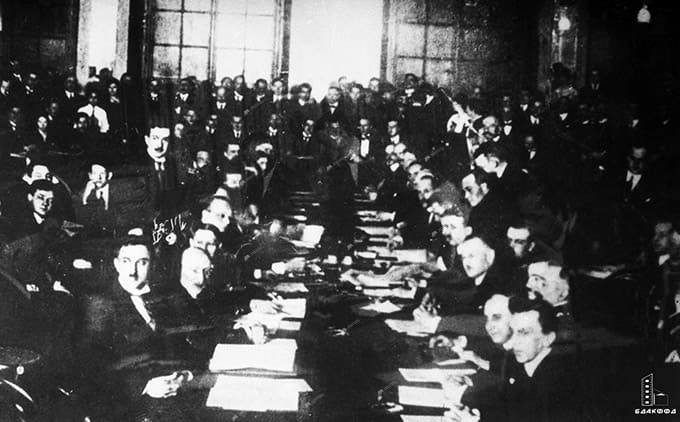 В зале заседания польско-советской мирной конференции в г. Риге. 1921 г.-с. 0