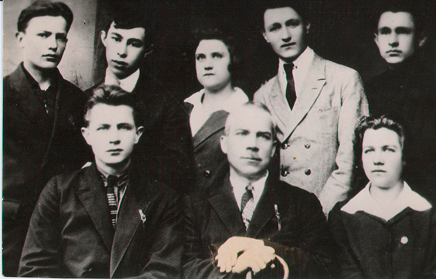 A.A. Kuleshov among the students of the literary activists of the Mstislav Pedagogical College Standing: A. Kuleshov, Yu. Tavbin, A. Yakovleva, Dm. Astapenko, E. Sinyakov; seated: P. Skokov, V. Gobets, G. Sapriko, 1930.-стр. 0