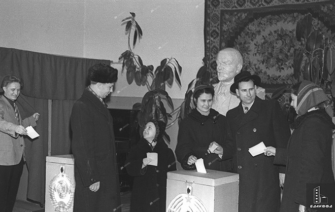 At the elections to the Supreme Council of the BSSR and local Councils of Workers' Deputies at polling station No. 2 in Gomel, March 1959, Gomel Photo Chronicle BelTA, F.Romanov-стр. 12