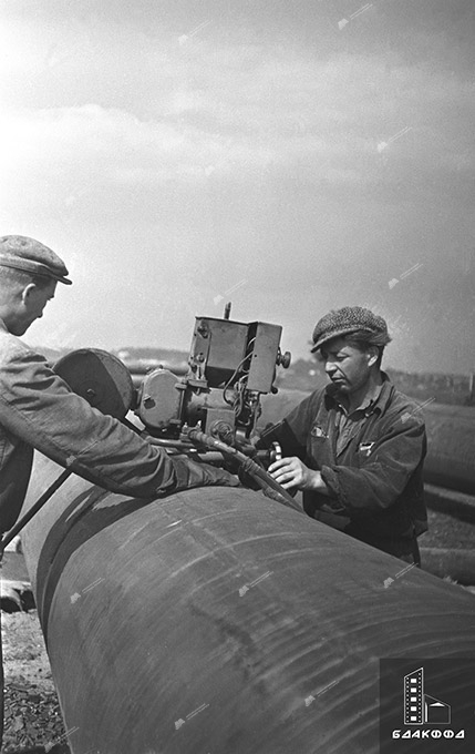 Electric pipe welders Yu.Unitsky and his assistant G.Bevshko on automatic pipe welding at one of the sections of the construction of the Dashava-Minsk main gas pipeline on September 30, 1959, Minsk region. BelTA photo chronicle, N.Vasilevsky-стр. 16