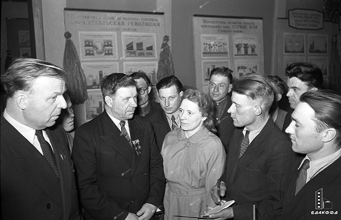 Chairman of the collective farm named afterStalin of the Lukhovichi district of the Moscow region, twice Hero of Socialist Labor F.S.Generalov (second from left) during a conversation with delegates of the Republican Congress of agricultural specialists of the BSSR on March 26, 1957, Minsk. BelTA photo chronicle, V.Lupeiko-стр. 1