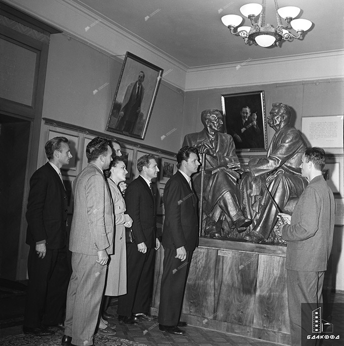 Mitglieder der Delegation der slawischen Organisationen Argentiniens im Literaturmuseum von Yankee Kupala am 13. November 1960, Minsk Photothek Belox, D.Press-стр. 6