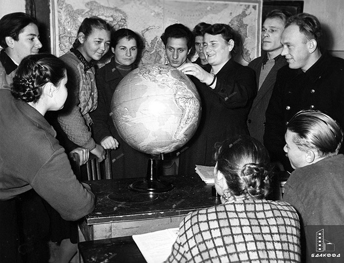 Teacher of the school of working youth No.8Mogileva K.A.Metelitsa tells 9th grade students about the flight of the first artificial Earth satellite launched in the USSR on October 8, 1957, Mogilev. BelTA photo chronicle, Ch.Mezin-стр. 3