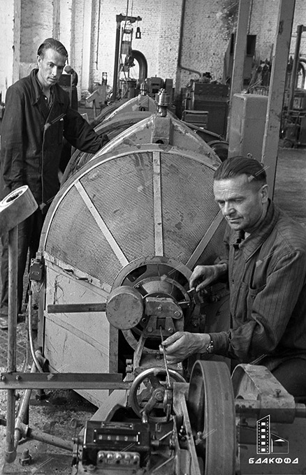 An employee of the Gomel cable plant N.Rakov for the maintenance of a twisting machine on July 16, 1959, Gomel Photo Chronicle BelTA, F.Romanov-стр. 15