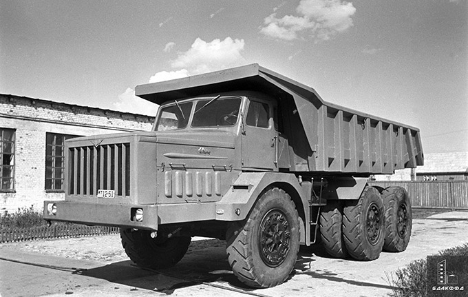 Продукция МАЗа – 40 тонный самосвал «МАЗ-530» 28 мая 1957 г., г.Минск. Фотохроника БелТА, В.Лупейко-с. 2