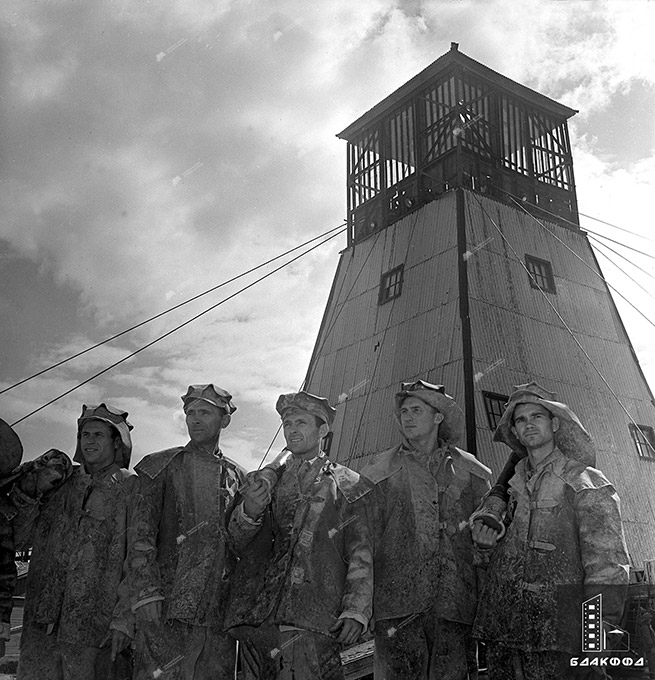 Die Bergarbeiter des Soligorsky Kalikombinats S. Shubin, M. Melnikov, N. Iljin, S. Novikov, A. Kostyukevich, A. Balvanovich und K. Silvanovich vor dem Abstieg in die Mine am 26. August 1960, Minsker Gebiet, Minsker Gebiet, Fotochronik BelTA, Ch.Mezin-стр. 0