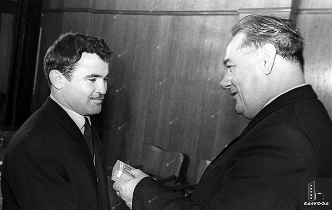 Der Vorsitzende des Präsidiums des Obersten Rates der BSSR, V.I. Kozlov, überreicht dem Meister der XVII. Olympischen Spiele, dem geehrten Meister des Sports der UdSSR, O. Karavaev, am 4. November 1960, Minsk, Fotochronik BelTA, V. Lupeiko, den Orden des Roten Banners für Arbeit, den Orden des Roten Banners an den Meister der XVII. Olympischen Spiele, den geehrten Meister des Sports der UdSSR, O.A. Karavaev, am 4. November 1960.-стр. 0