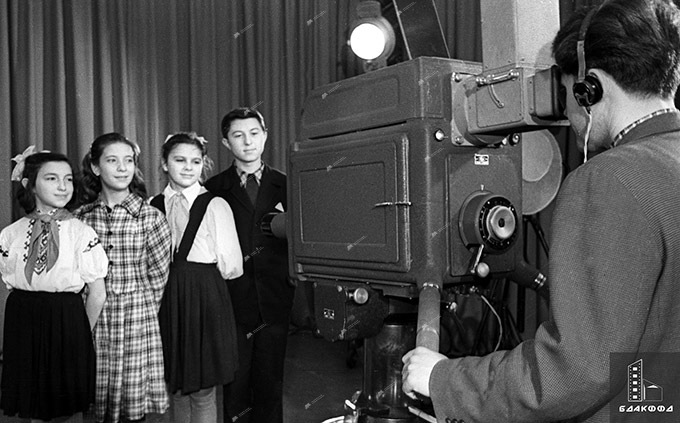 Der Betreiber des Telezentrums von Gomel, V. Sorokin, führt die Übertragung am 7. November 1960, Minsk, Fotochronik BelTA, F. Romanov, durch-стр. 1