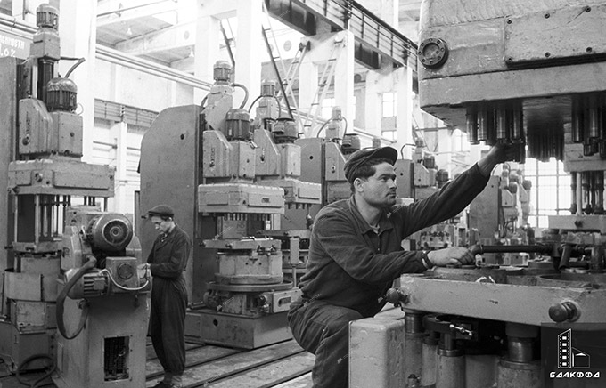 Sammler der Montagehalle des Werkes der automatischen Linien von Minsk R. Mihodeevsky und A. Belousov bei der Montage von Aggregatmaschinen am 4. Mai 1960, Minsk Fotochronik BelTA, V. Lupeiko-стр. 0