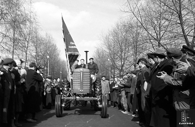 Стотысячный трактор, сошедший с конвейера МТЗ 6 апреля 1958 г., г.Минск. Фотохроника БелТА, В.Лупейко-с. 6