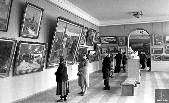 Visitors inspect paintings in one of the halls of the State Art Museum of the BSSR November 1957, Minsk. Photo library of the editorial office of the newspaper 