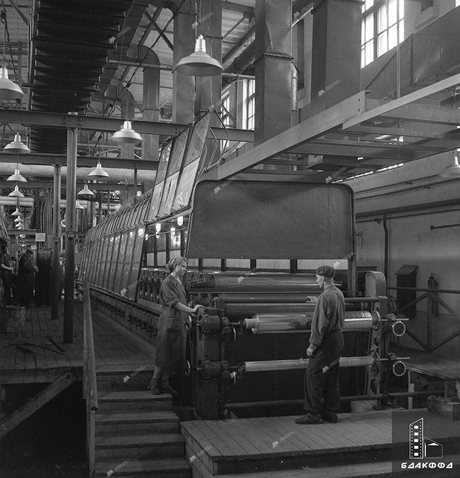 In the workshop for the manufacture of cellophane of the Mogilev Artificial Fiber Plant named after V.V.Kuibyshev on April 25, 1957, Mogilev. TASS photo chronicle, M.Minkovich-стр. 2