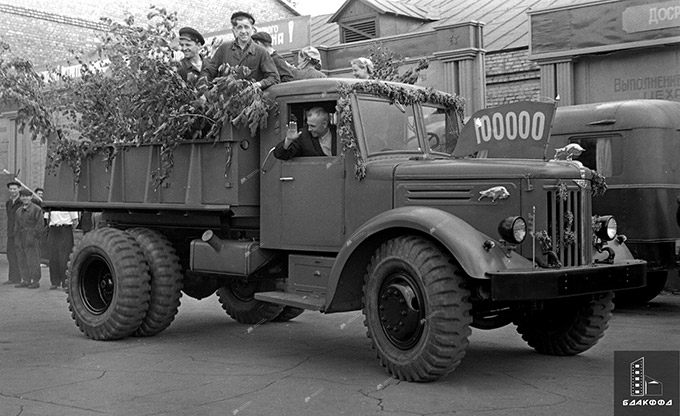 100-thousandth car – MAZ products on May 19, 1959, Minsk BelTA Photo chronicle, Begun-стр. 15