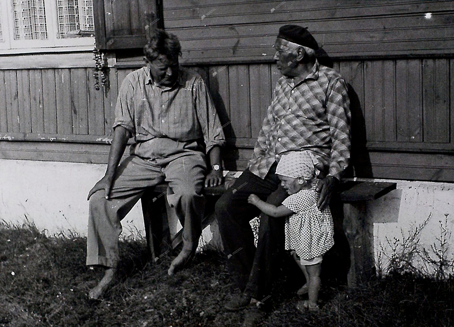 Mikhail Lynkov (on the right) with Maxim Tank and his granddaughter Irina-стр. 0