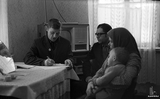 Счетчик И.Н.Веренич ведет перепись семьи И.Я Кашары во время Всесоюзной переписи населения в г.Жлобине, 23 января 1970 г., Гомельская обл., Фототека редакции газеты «Коммунист» А.Шейнов-стр. 0