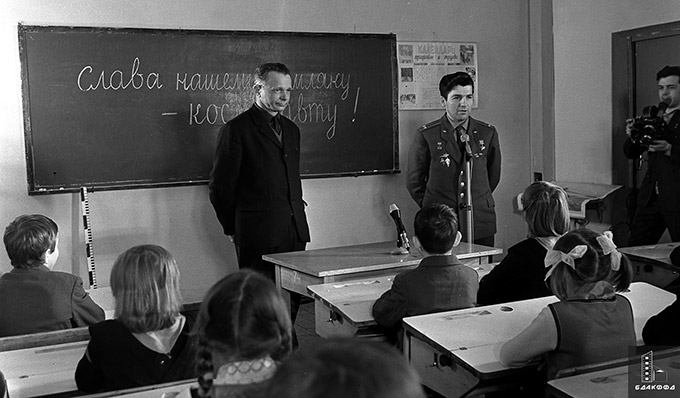 Летчик-космонавт, Герой Советского Союза П.И.Климук во время выступления в школе в д.Комаровка Брестского района, январь 1974 г., Брестская обл., Фотохроника БелТА-стр. 0