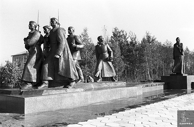 Вид на Монумент в честь Матери-патриотки, прообразом которой явилась А.Ф.Куприянова, в г.Жодино, октябрь 1975 г., Минская обл., Коллекционер В.Марционко-стр. 0