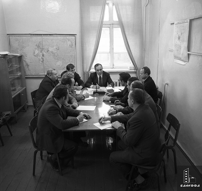 Начальник литейного цеха №3 МТЗ, пропагандист С.Т.Войтенко проводит очередное занятие со слушателями кружка «Конституция развитого социализма» 1978 г., г.Минск. Фототека редакции газеты «Трактор», Б.Рыбин-стр. 0