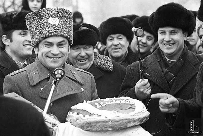 Жители Крупского района встречают хлебом-солью летчика-космонавта СССР, Героя Советского Союза Владимира Ковалёнка 1979 г., Минская обл. Фототека редакции газеты «Мінская праўда», В.Марционко-стр. 0