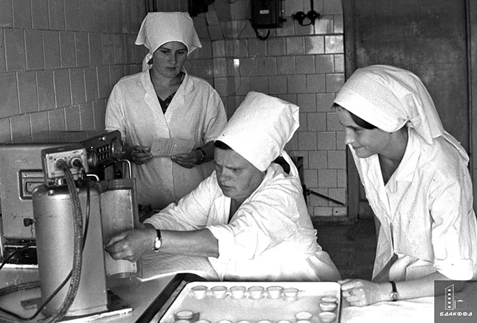 Сотрудники Хойникской лаборатории районной СЭС за проверкой качества продукции на радиоактивное заражение-стр. 0