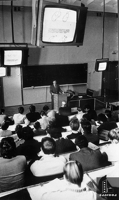 Старший преподаватель Новополоцкого политехнического института В.М. Кулага во время лекции по высшей математике с применением учебного телевидения-стр. 0
