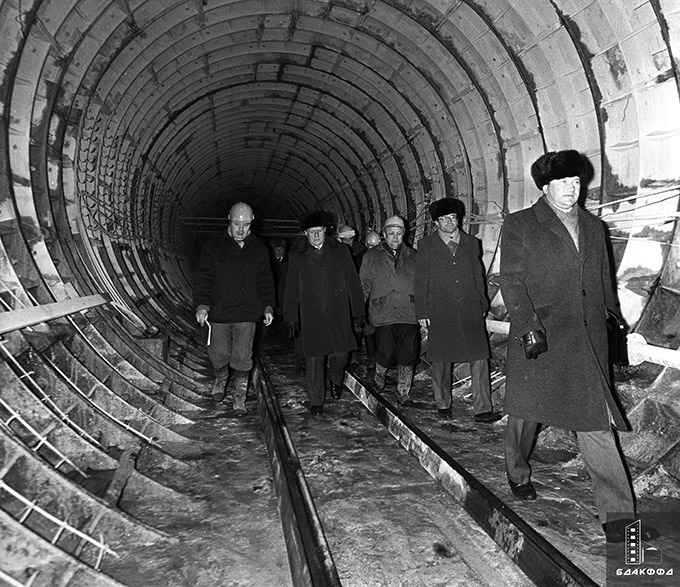 I-й секретарь ЦК КПБ Е.Е. Соколов (2-й слева) осматривает строительство 2-й линии Минского метрополитена-стр. 0
