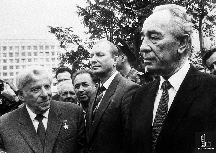 Министр иностранных дел Израиля Шимон Перес /справа/ во время визита в г.Минск; слева – Герой Советского Союза, полковник танковых войск в отставке Евсей Григорьевич Вайнруб. Август 1992 г., г.Минск. Фототека редакции газеты «Авив», М.Минкович-стр. 0