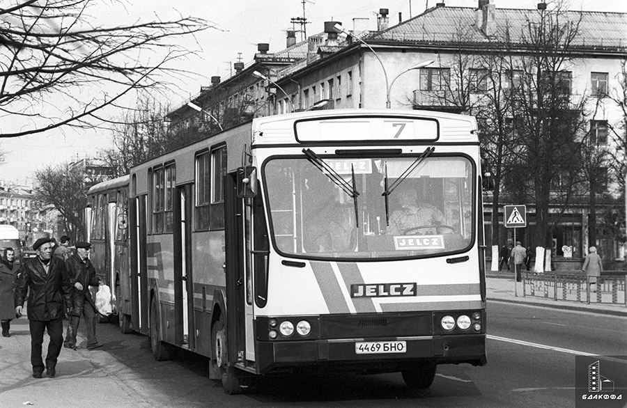 Автобус, приобретенный по бартеру у фирмы «Ельч» (Польша), на одной из улиц г.Барановичи. 1993 г., Брестская обл.. Фотохроника БелТА, Э.Кобяк-стр. 0
