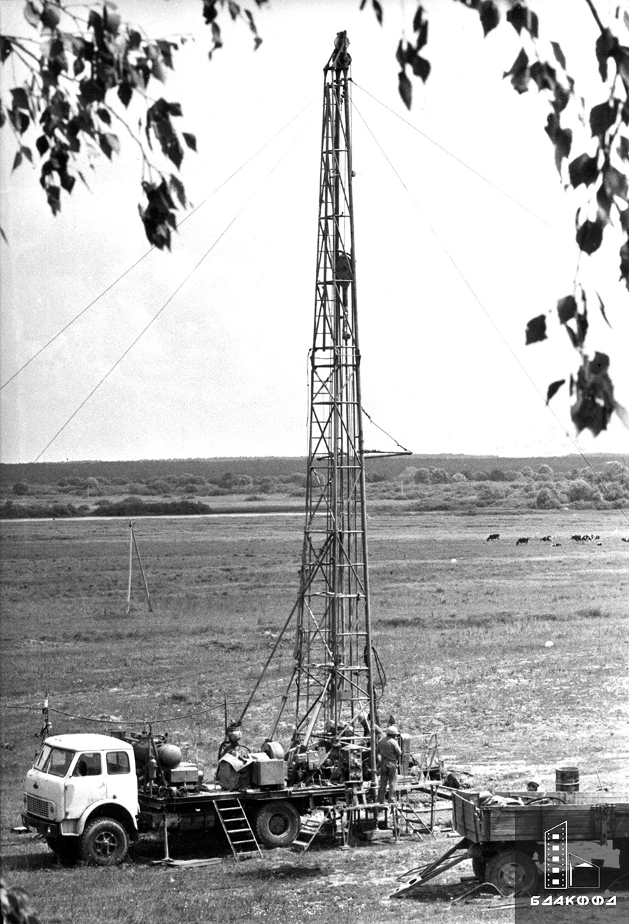 Бурение почвы на анализ алмазосодержащей породы в районе г.Жлобина. 1993 г., Гомельская обл. Фотохроника БелТА, С.Холодилин-стр. 0