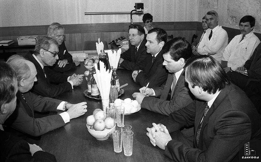 Генеральный секретарь ООН Бутрас Бутрос-Гали (3-й слева) во время торжественной встречи с министром иностранных дел Республики Беларусь Петром Кузьмичем Кравченко (3-й справа) в г.Минске. Апрель 1994 г., г.Минск. Коллекционер Н.Бондарик-стр. 0