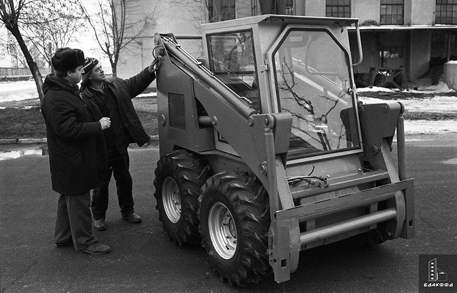 Водитель-испытатель Могилевского автомобильного завода И.Лихадырин и начальник участка сборки Н.Булин во время подготовки минипогрузчика к испытаниям. Январь 1995 г. г.Могилев. Фотохроника БелТА, С.Холодилин-стр. 0