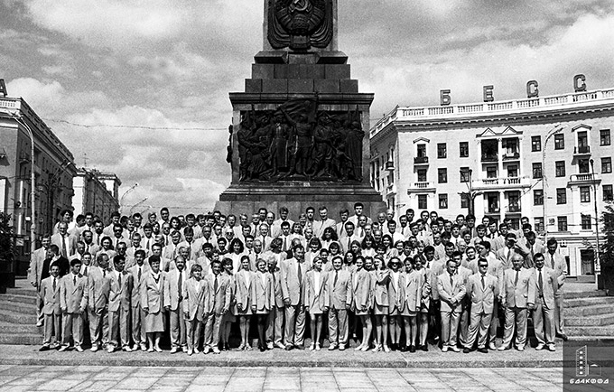 Национальная олимпийская сборная Республики Беларусь у монумента Победы на пл.Победы г.Минска перед отъездом в Атланту. Июль 1996 г., г.Минск. Фототека редакции газеты «Народная газета», С.Гриц-стр. 0