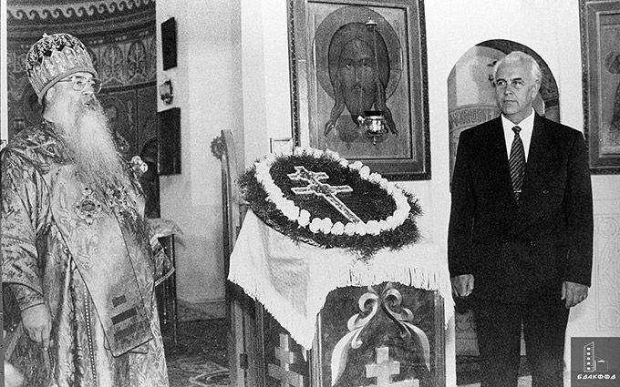 Митрополит Минский и Слуцкий, Патриарший Экзарх всея Беларуси Филарет во время освящения напрестольного креста Евфросинии Полоцкой в г.Полоцке; справа – премьер-министр Республики Беларусь С.С.Линг. 27 сентября 1997 г., Витебская обл.. Фотохроника БелТА, А.Толочко-стр. 0