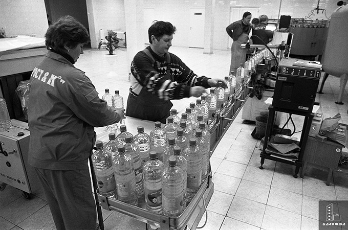 Процесс розлива минеральной воды в цехе совместного белорусско-российского предприятия «Фрост и К» в д.Хомск Дрогичинского района. Февраль 1998 г., Брестская обл. Фотохроника БелТА, Р.Кобяк-стр. 0