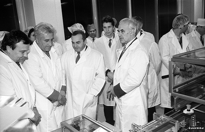 Премьер-министр Республики Беларусь С.С.Линг (справа) во время осмотра новой линии по стерильному розливу медицинских препаратов в ампулы методом шприцевого заполнения акционерного общества «Белмедпрепараты». 19 ноября 1998 г., г.Минск. Фотохроника БелТА, Н.Петров-стр. 0