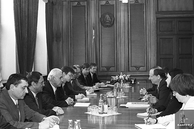 Во время встречи Премьер-министра Республики Беларусь Сергея Степановича Линга (3-й слева) с директором второго Европейского департамента Международного валютного фонда Джоном Одлингом-Сми; 2-й слева – Председатель правления Национального банка Беларуси Пётр Петрович Прокопович. 25 мая 1999 г., г.Минск. Фотохроника БелТА А.Николаев-стр. 0