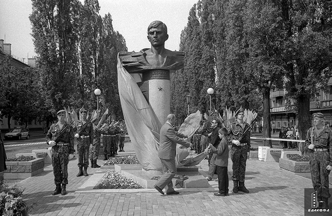 Открытие памятника первому Герою Беларуси, летчику, подполковнику Владимиру Николаевичу Карвату, ценою своей жизни спасшему жителей сёл Барановичского района. Май 2000 г., г.Брест. Фототека редакции газеты «Заря», В.Король-стр. 0