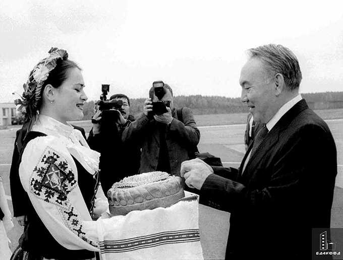 Во время церемонии встречи Президента Республики Казахстан Н.Назарбаева, прибывшего в г.Минск с официальным визитом, в аэропорту «Минск-2». 22 мая 2000 г., г.Минск. Фотохроника БелТА, Н.Петров-стр. 0