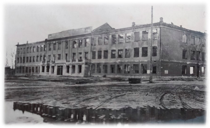 Фотография разрушенного здания 1-й Сталинской школы (18 средней школы) из фотоальбома разрушений г. Бобруйска-стр. 0