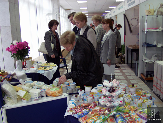 Продукция ОАО «Молочные продукты» г.Гомель, представленная на III Международной выставке-ярмарке товаров широкого потребления «Весна-2002» в Гомельском областном общественно-культурном центре. 2002 г. г.Гомель. Фототека редакции газеты «Гомельская праўда», Н.Белькович-стр. 0