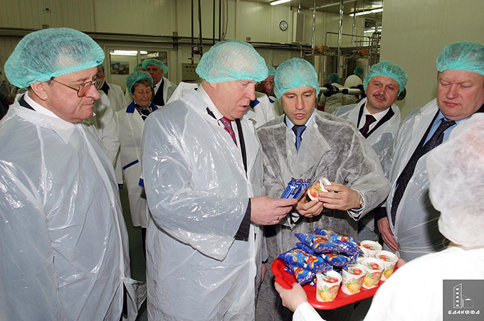 Руководитель СП «Санта-Бремор» А.М.Машенский (3-й справа) знакомит с продукцией цеха мороженого членов делегации правительства г.Москвы во главе с вице-мэром г.Москвы В.П.Шанцевым (2-й слева) во время посещения предприятия в рамках рабочего визита в Брестскую область; 1-й слева – председатель Брестского облисполкома К.А.Сумар. 10 апреля 2004 г., г.Брест. Фотохроника БелТА, Р.Кобяк-стр. 0
