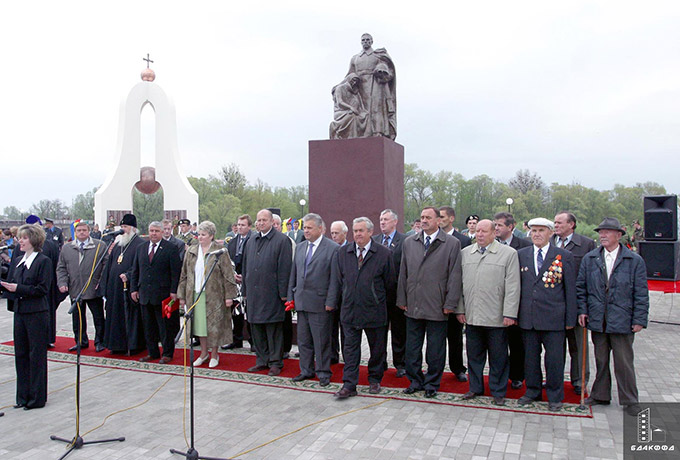Во время торжественного открытия мемориального комплекса «Память» в г.Добруше; 7-й справа – председатель Гомельского облисполкома А.С.Якобсон. 5 мая 2005 г., Гомельская обл. Фотохроника БелТА, С.Холодилин-стр. 0