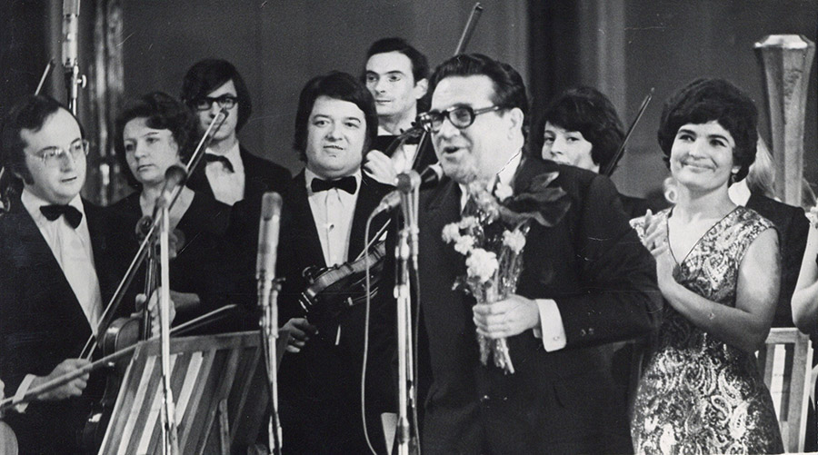 Ю.В.Семеняко в группе с музыкантами-стр. 0