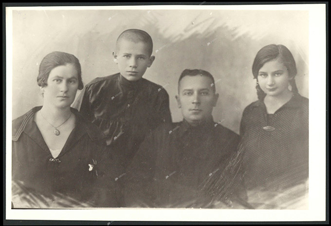 В.А.Ефимов с женой Ксенией Гавриловной и детьми. 1926 г.-с. 0
