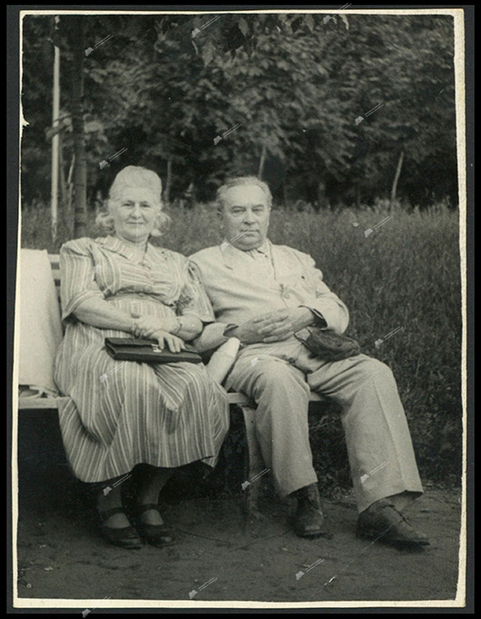 К.Г.Ефимова и В.А.Ефимов во время отдыха. 1955 г.-с. 0